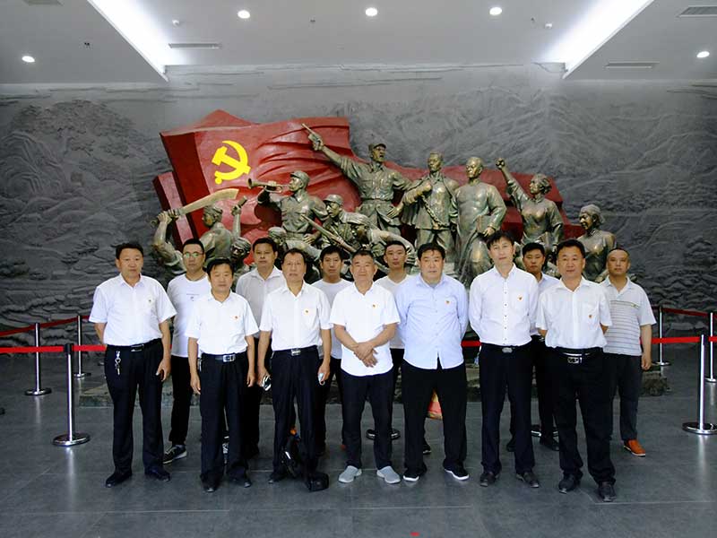 让党旗高高飘扬---星空体育最新官网（China）官方网站
集团党员参观大峰山红色教育基地活动