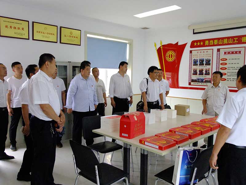让党旗高高飘扬---星空体育最新官网（China）官方网站
集团党员参观大峰山红色教育基地活动
